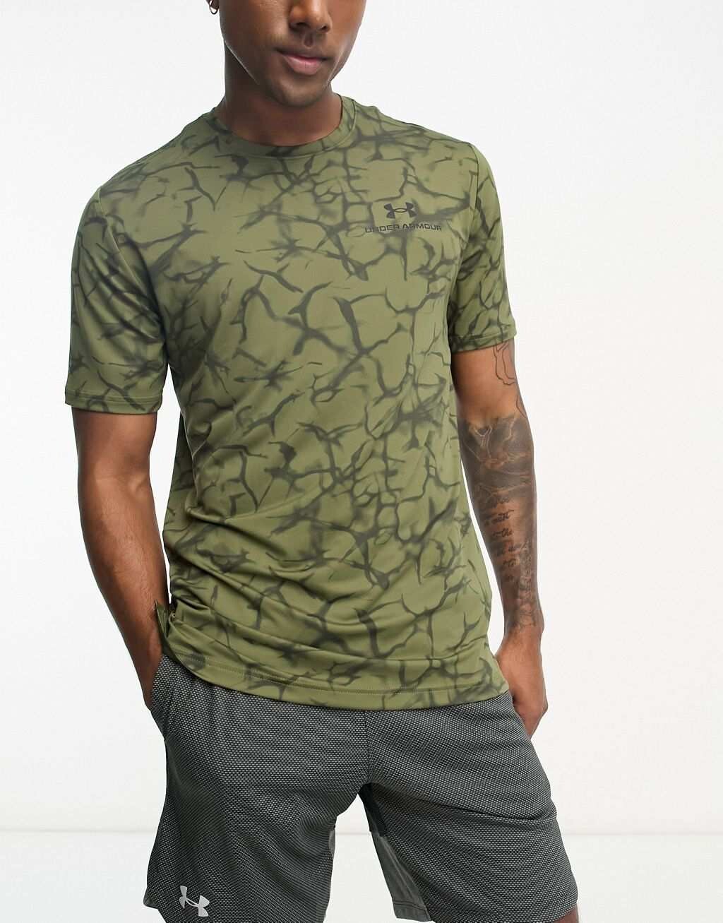Футболка цвета хаки с короткими рукавами и энергетическим принтом Under Armour Rush
Футболка цвета хаки с короткими рукавами и энергетическим принтом Under Armour Rush