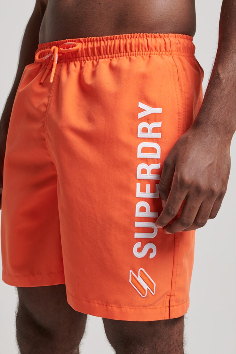 19-дюймовые шорты для плавания из переработанной ткани с аппликацией Superdry, оранжевый
19-дюймовые шорты для плавания из переработанной ткани с аппликацией Superdry, оранжевый