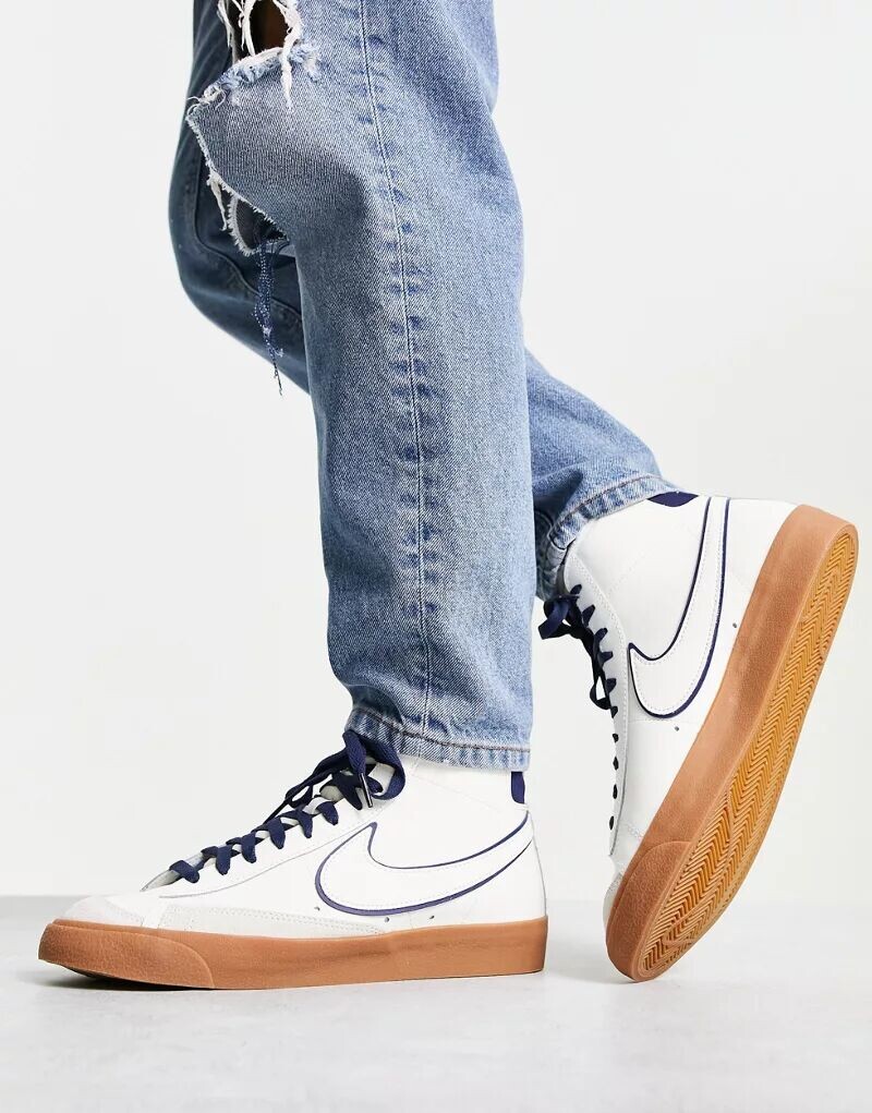 Кроссовки премиум-класса Nike Blazer Mid '77 на резиновой подошве парусного и темно-синего цвета
Кроссовки премиум-класса Nike Blazer Mid '77 на резиновой подошве парусного и темно-синего цвета