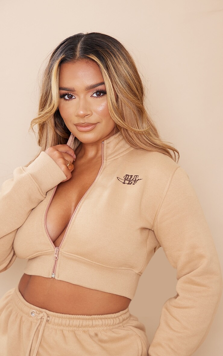 PrettyLittleThing Укороченный свитер на молнии светло-коричневого цвета с вышивкой, Коричневый
PrettyLittleThing Укороченный свитер на молнии светло-коричневого цвета с вышивкой, Коричневый