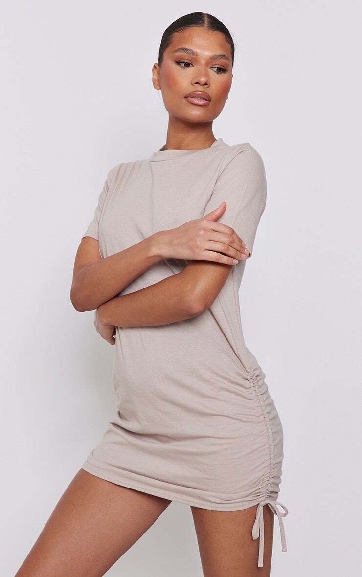 PrettyLittleThing Хлопковое платье-футболка с короткими рукавами и рюшами по бокам
PrettyLittleThing Хлопковое платье-футболка с короткими рукавами и рюшами по бокам