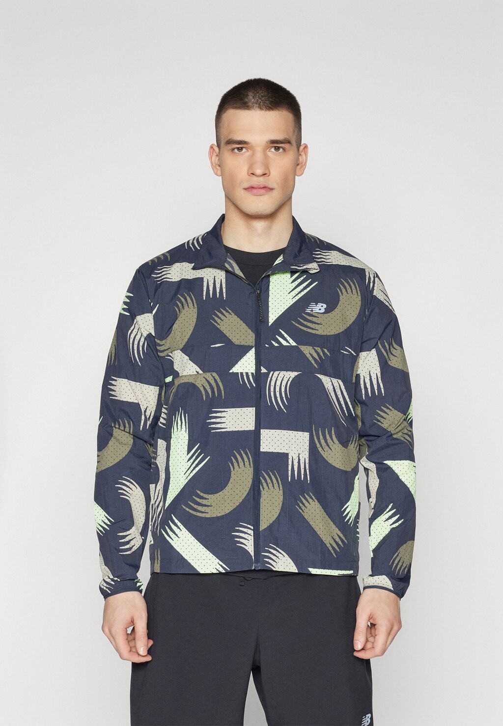 Куртка для бега LONDON EDITION PRINTED ATHLETICS PACKABLE RUN JACKET New Balance, цвет black
Куртка для бега LONDON EDITION PRINTED ATHLETICS PACKABLE RUN JACKET New Balance, цвет black