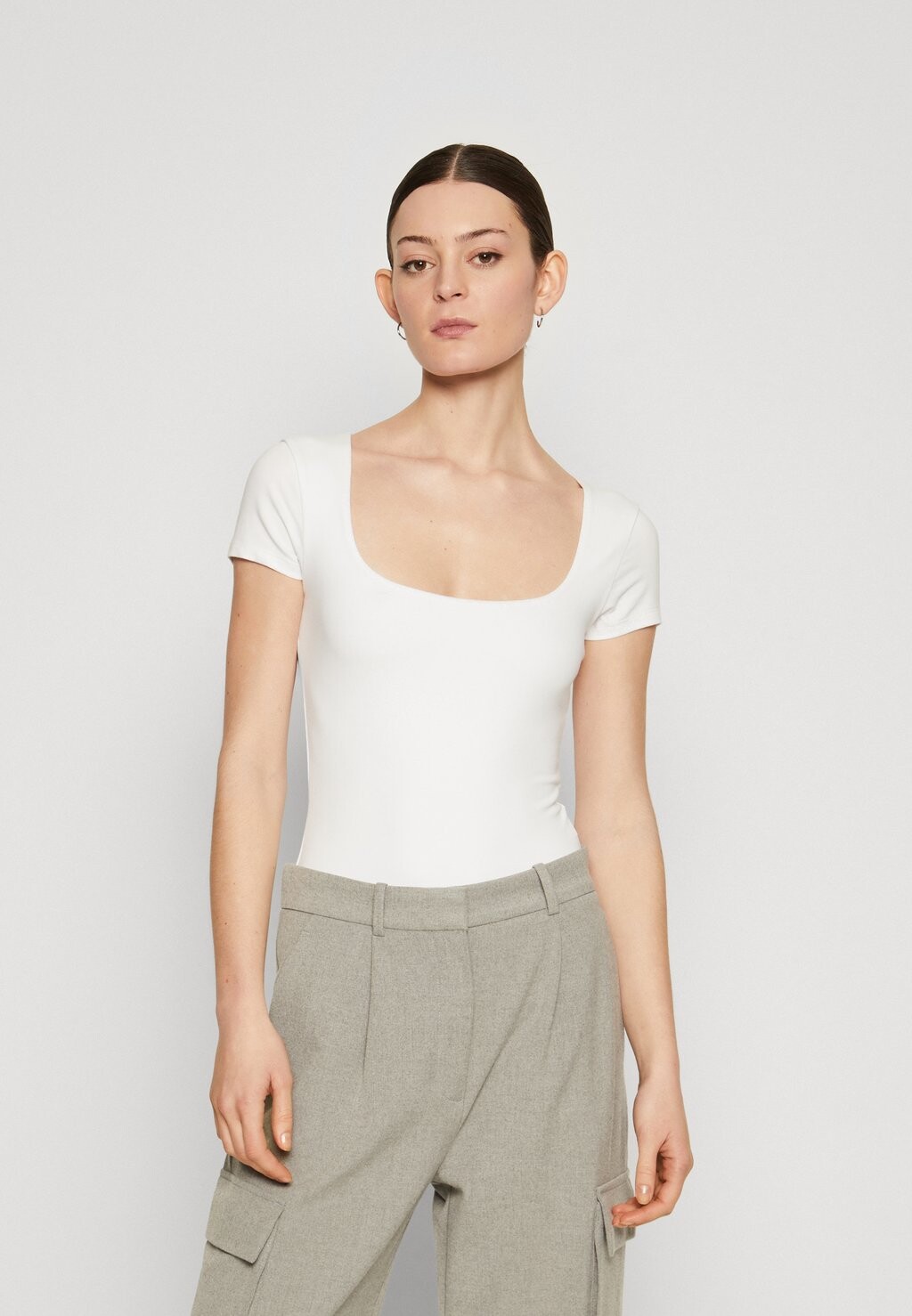 Базовая футболка CHASE SQUARENECK BODYSUIT Abercrombie & Fitch, цвет brilliant white
Базовая футболка CHASE SQUARENECK BODYSUIT Abercrombie & Fitch, цвет brilliant white