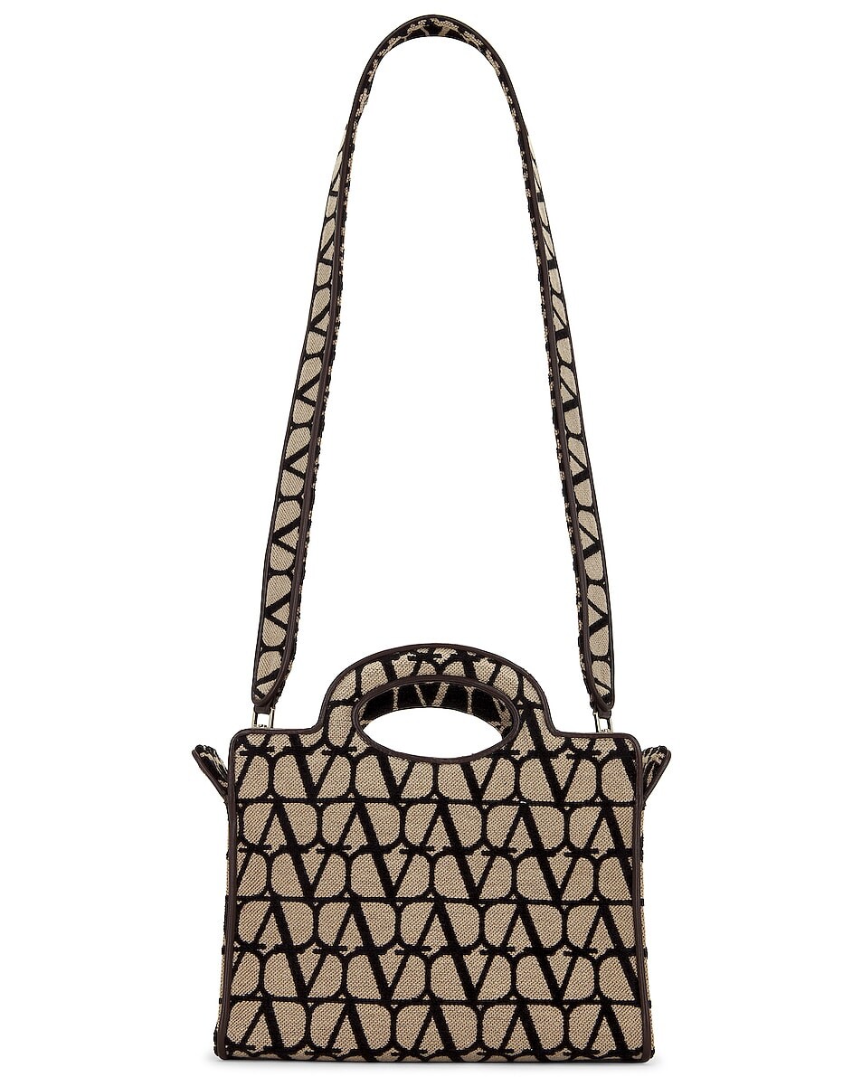 Сумка кросс-боди Valentino Garavani Small Monogram Tote, цвет Natural, Nero & Fondant
Сумка кросс-боди Valentino Garavani Small Monogram Tote, цвет Natural, Nero & Fondant