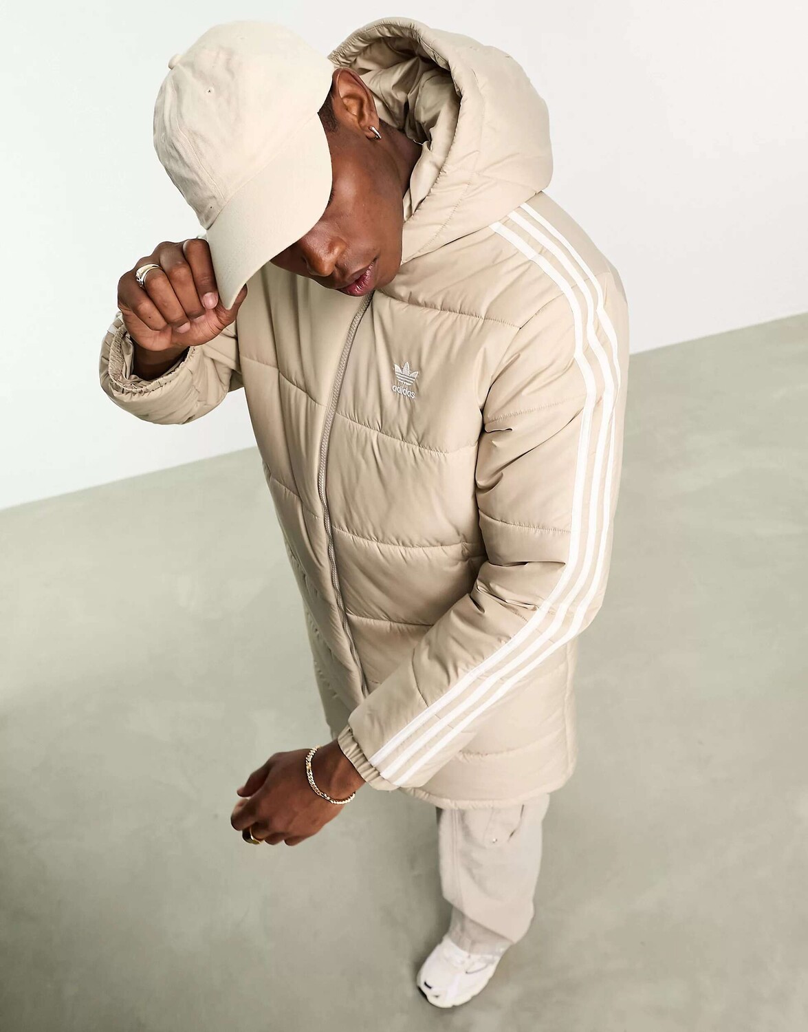 Бежевая длинная куртка-пуховик с капюшоном и 3 полосками adidas Originals, Бежевый
Бежевая длинная куртка-пуховик с капюшоном и 3 полосками adidas Originals, Бежевый