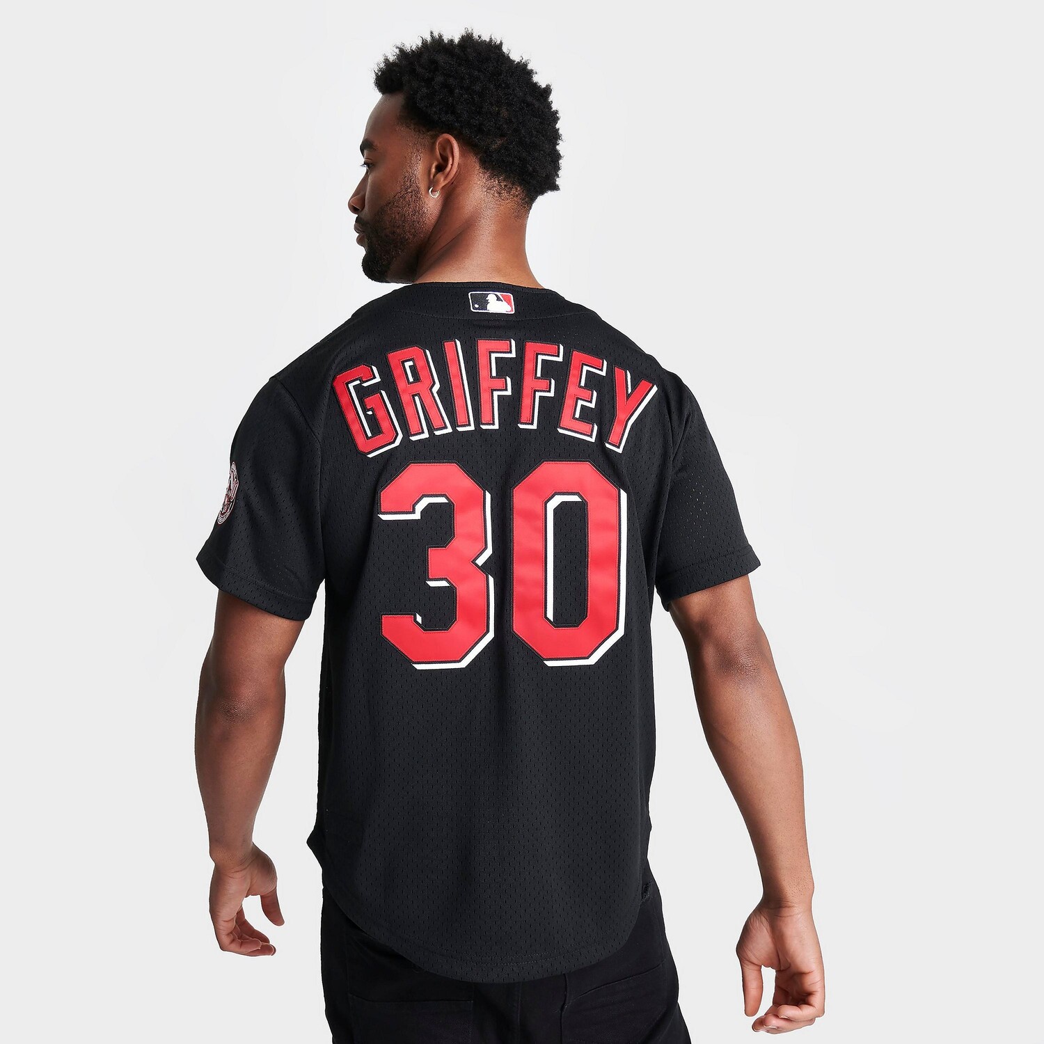 Мужская бейсбольная майка с пуговицами спереди Mitchell & Ness Cincinnati Reds MLB Кена Гриффи-младшего 2000 года, черный
Мужская бейсбольная майка с пуговицами спереди Mitchell & Ness Cincinnati Reds MLB Кена Гриффи-младшего 2000 года, черный