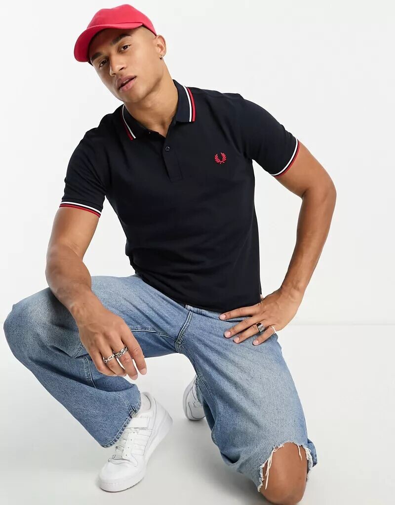 Рубашка-поло Fred Perry с двумя небольшими полосками и логотипом темно-синего/белого/красного цвета
Рубашка-поло Fred Perry с двумя небольшими полосками и логотипом темно-синего/белого/красного цвета