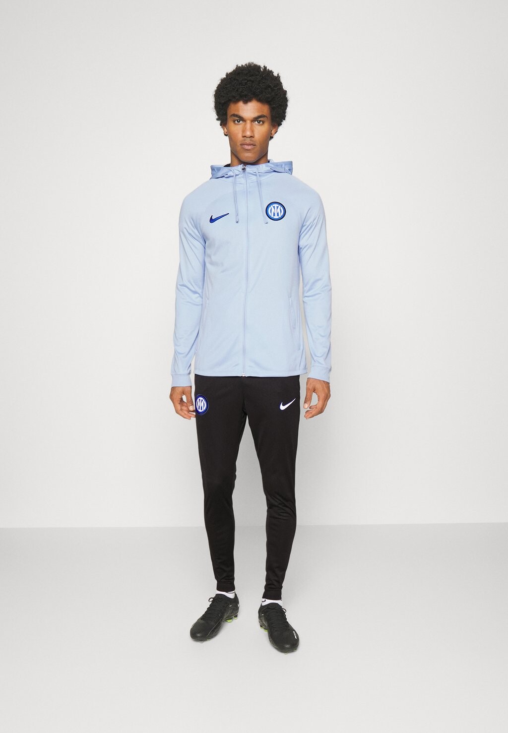 Team СПОРТИВНЫЙ КОСТЮМ С КАПЮШОНОМ INTER MAILAND Strike Nike, светло-морской/черный/лионовый синий
Team СПОРТИВНЫЙ КОСТЮМ С КАПЮШОНОМ INTER MAILAND Strike Nike, светло-морской/черный/лионовый синий