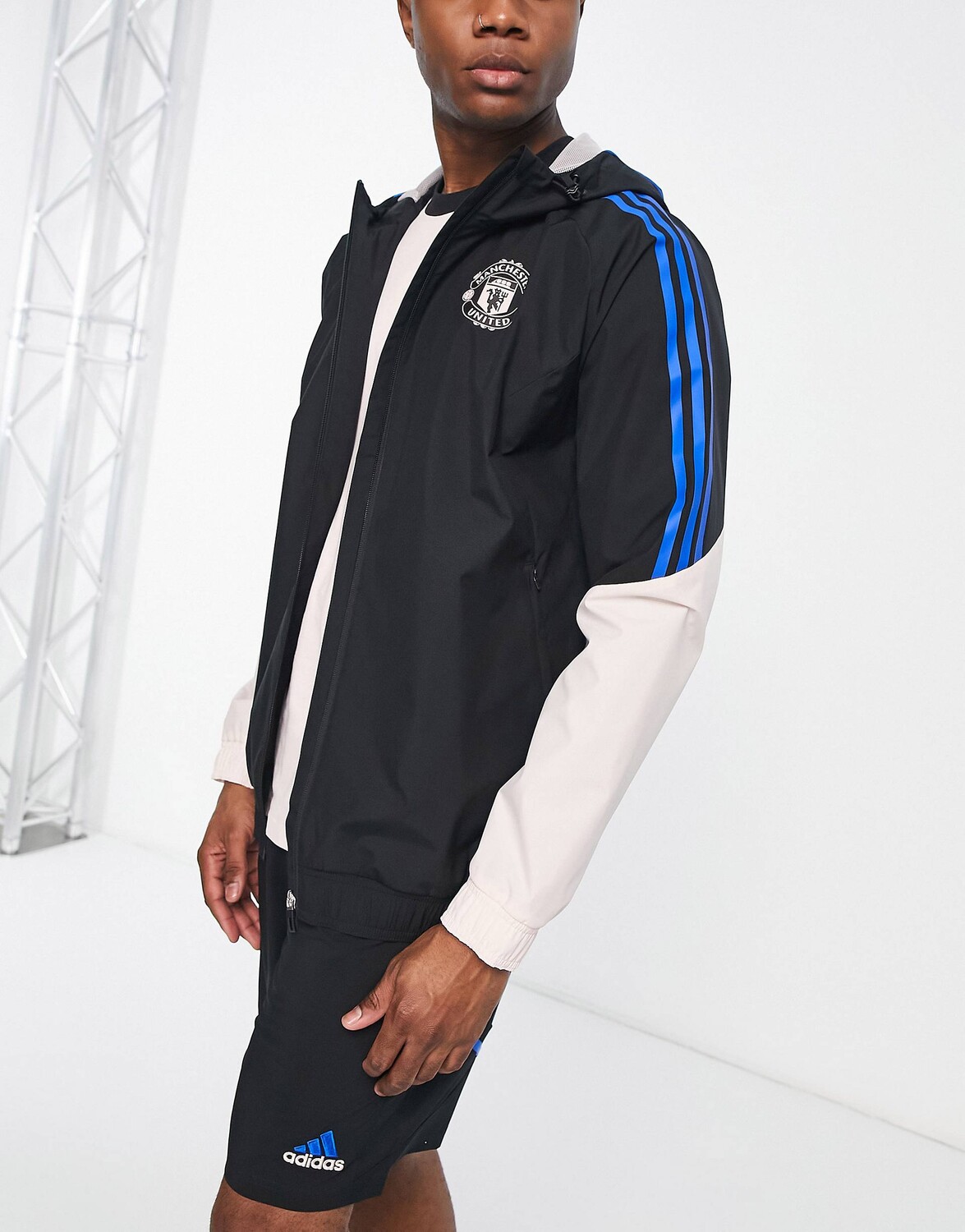 Черно-розовая куртка с капюшоном adidas Football Manchester United adidas performance
Черно-розовая куртка с капюшоном adidas Football Manchester United adidas performance