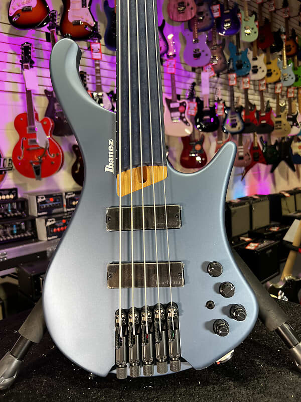 Басс гитара Ibanez Standard EHB1005F Fretless 5-string Bass Guitar - Arctic Ocean Matte Authorized Dealer Free Shipping! 568 GET PLEK’D!
Басс гитара Ibanez Standard EHB1005F Fretless 5-string Bass Guitar - Arctic Ocean Matte Authorized Dealer Free Shipping! 568 GET PLEK’D!