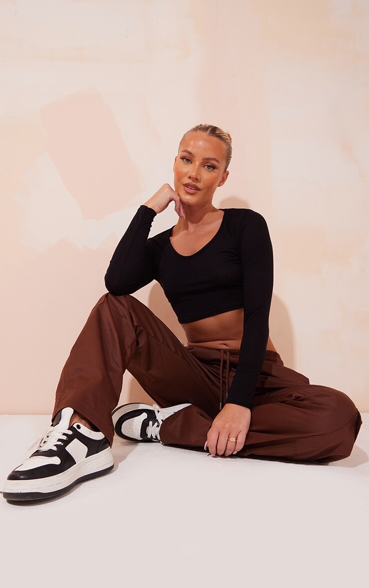 PrettyLittleThing Черный укороченный топ с V-образным вырезом и длинными рукавами
PrettyLittleThing Черный укороченный топ с V-образным вырезом и длинными рукавами