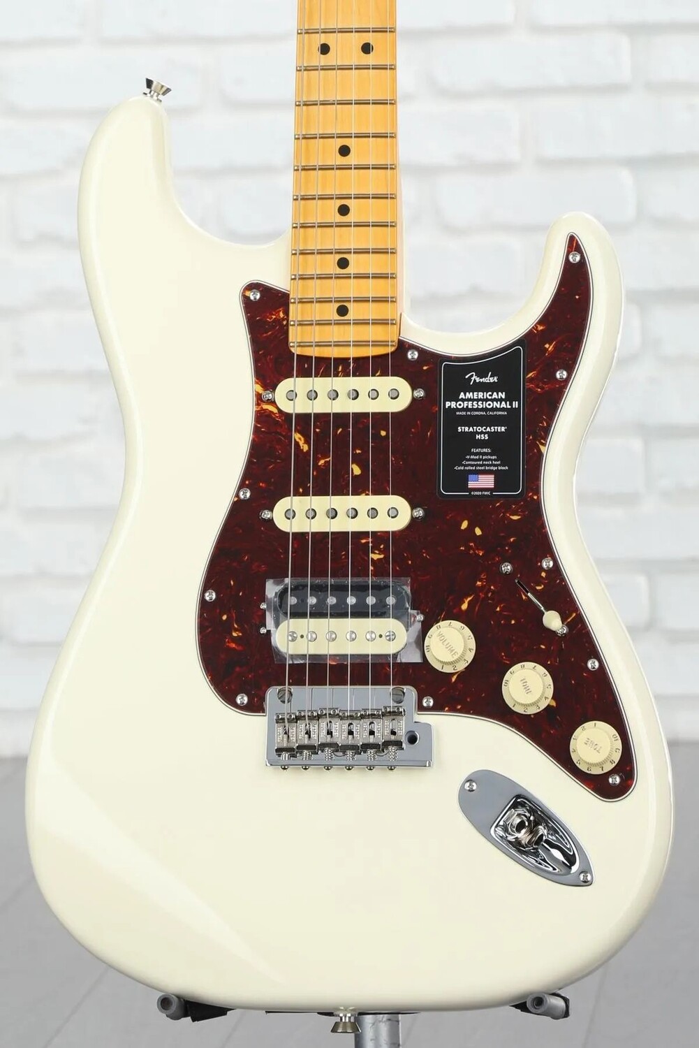Fender American Professional II Stratocaster HSS — олимпийский белый, с кленовой накладкой на гриф
Fender American Professional II Stratocaster HSS — олимпийский белый, с кленовой накладкой на гриф