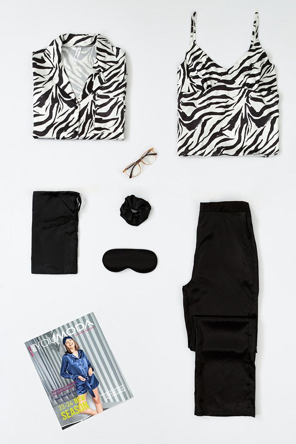 Черный пижамный комплект Zebra из 6 предметов внутри и снаружи FOR YOU MODA
Черный пижамный комплект Zebra из 6 предметов внутри и снаружи FOR YOU MODA