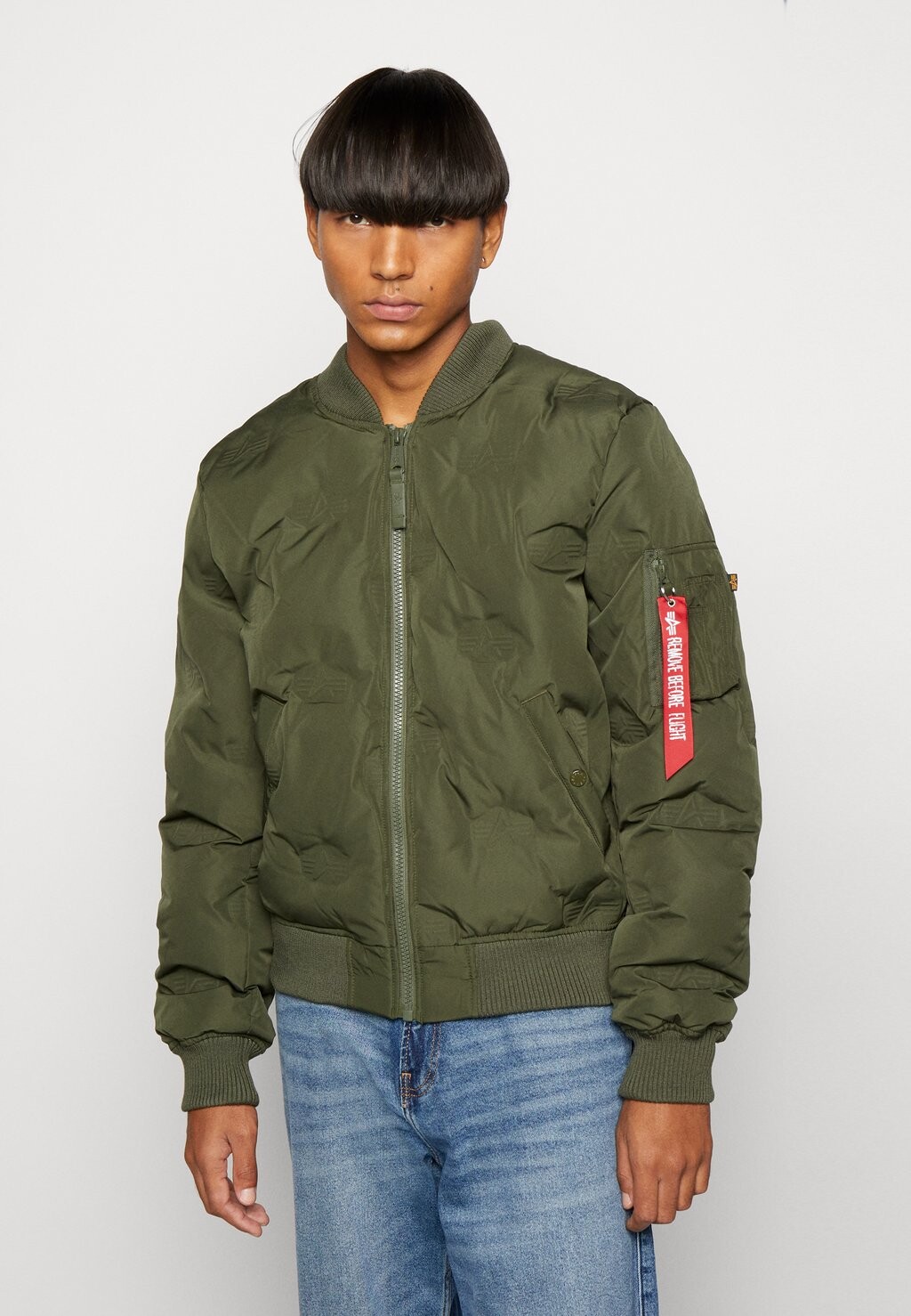 Бомбер Chaquetas Alpha Industries MA-1 LOGO PUFFER, темно-оливковый, Зеленый
Бомбер Chaquetas Alpha Industries MA-1 LOGO PUFFER, темно-оливковый, Зеленый