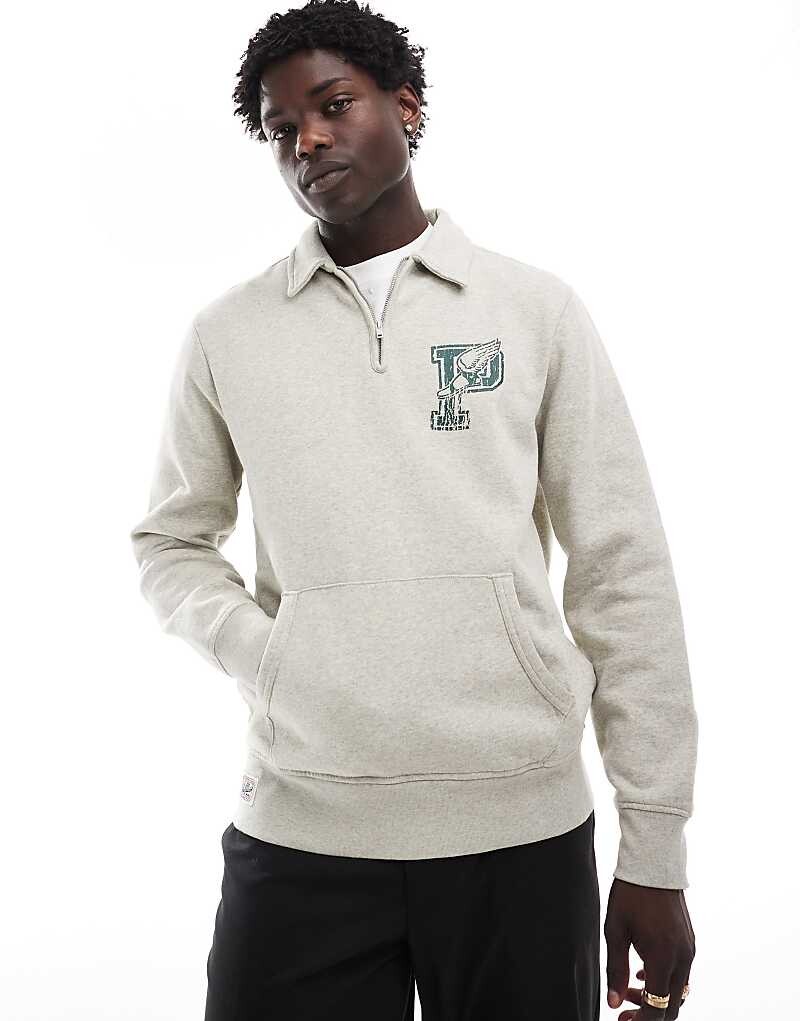 Толстовка Polo Ralph Lauren в стиле регби серого цвета со спортивным логотипом в стиле ретро и молнией на шее
Толстовка Polo Ralph Lauren в стиле регби серого цвета со спортивным логотипом в стиле ретро и молнией на шее