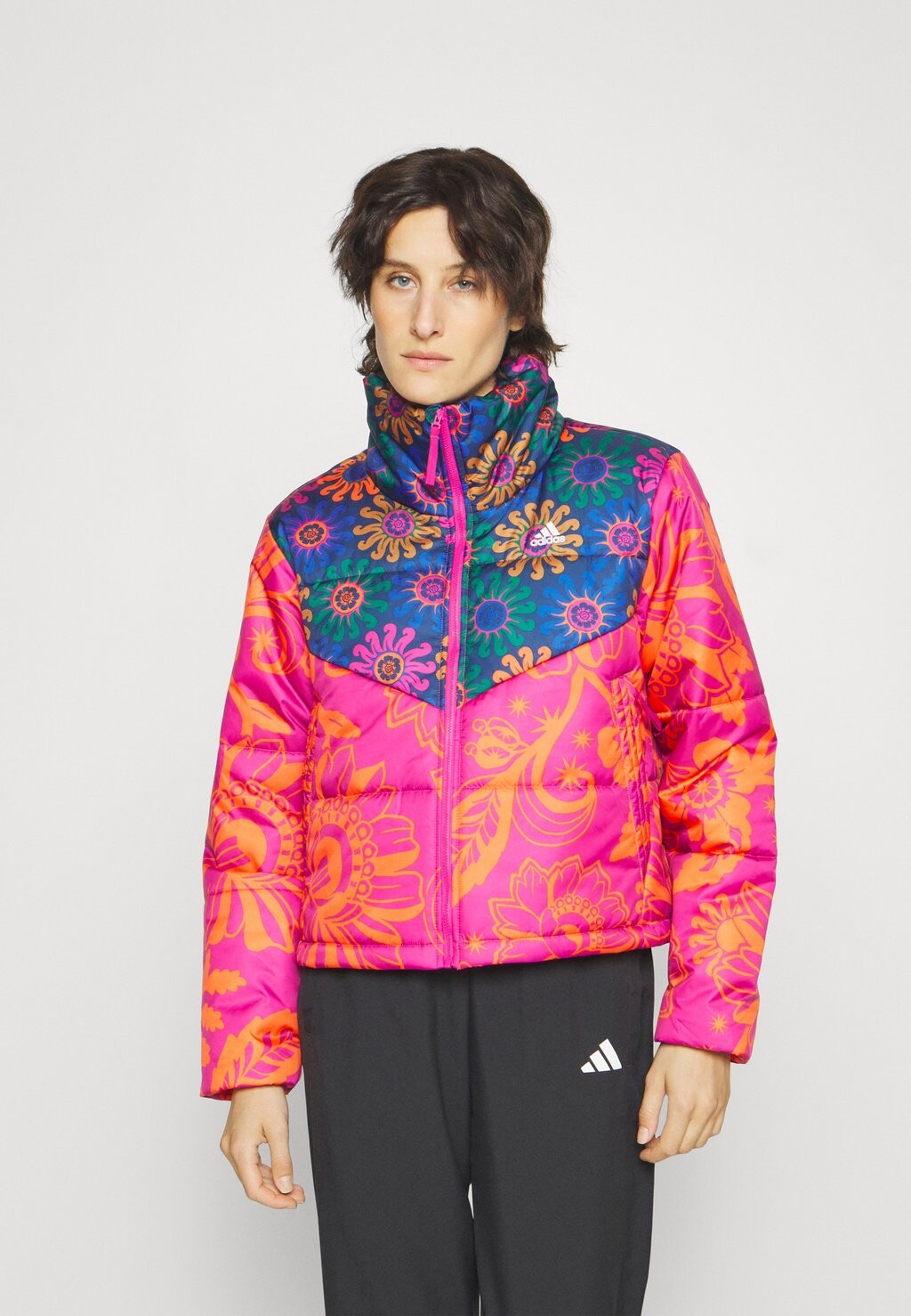 Зимняя куртка FARM JACKET adidas Sportswear, бахия пурпурный/полусолнечно-красный/ночной индиго
Зимняя куртка FARM JACKET adidas Sportswear, бахия пурпурный/полусолнечно-красный/ночной индиго