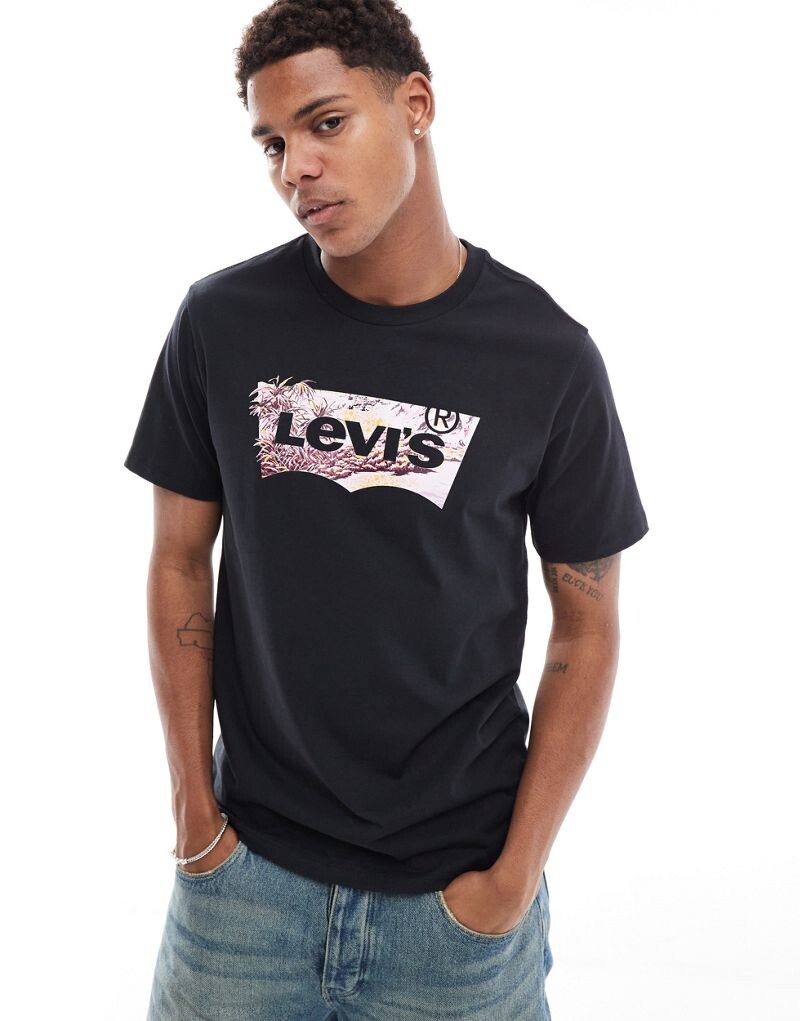Levi's — черная футболка с логотипом в виде крыла летучей мыши в виде тропического цветка
Levi's — черная футболка с логотипом в виде крыла летучей мыши в виде тропического цветка