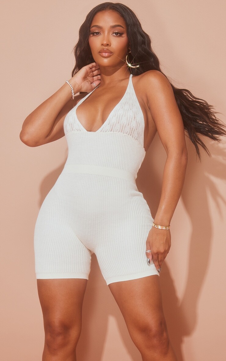 PrettyLittleThing Кремовый трикотажный комбинезон Shape с деталью под грудью
PrettyLittleThing Кремовый трикотажный комбинезон Shape с деталью под грудью