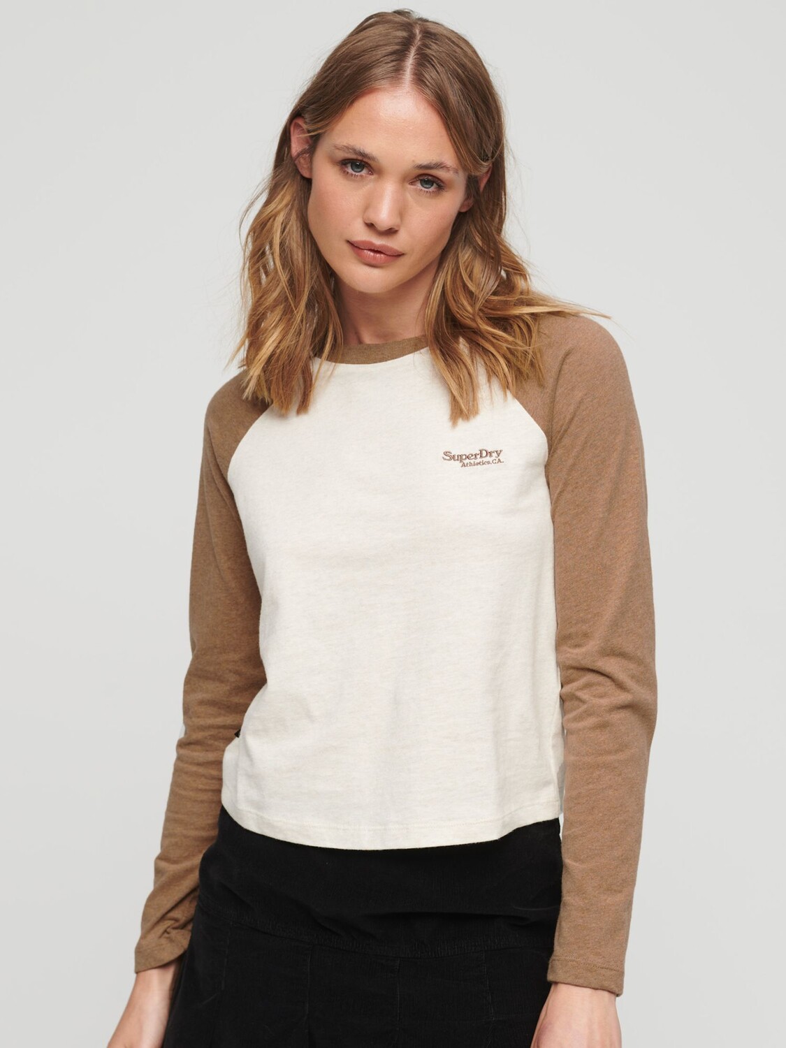 Бейсбольная футболка с логотипом Superdry Essential, светлый овсяный/коричневый меланж
Бейсбольная футболка с логотипом Superdry Essential, светлый овсяный/коричневый меланж