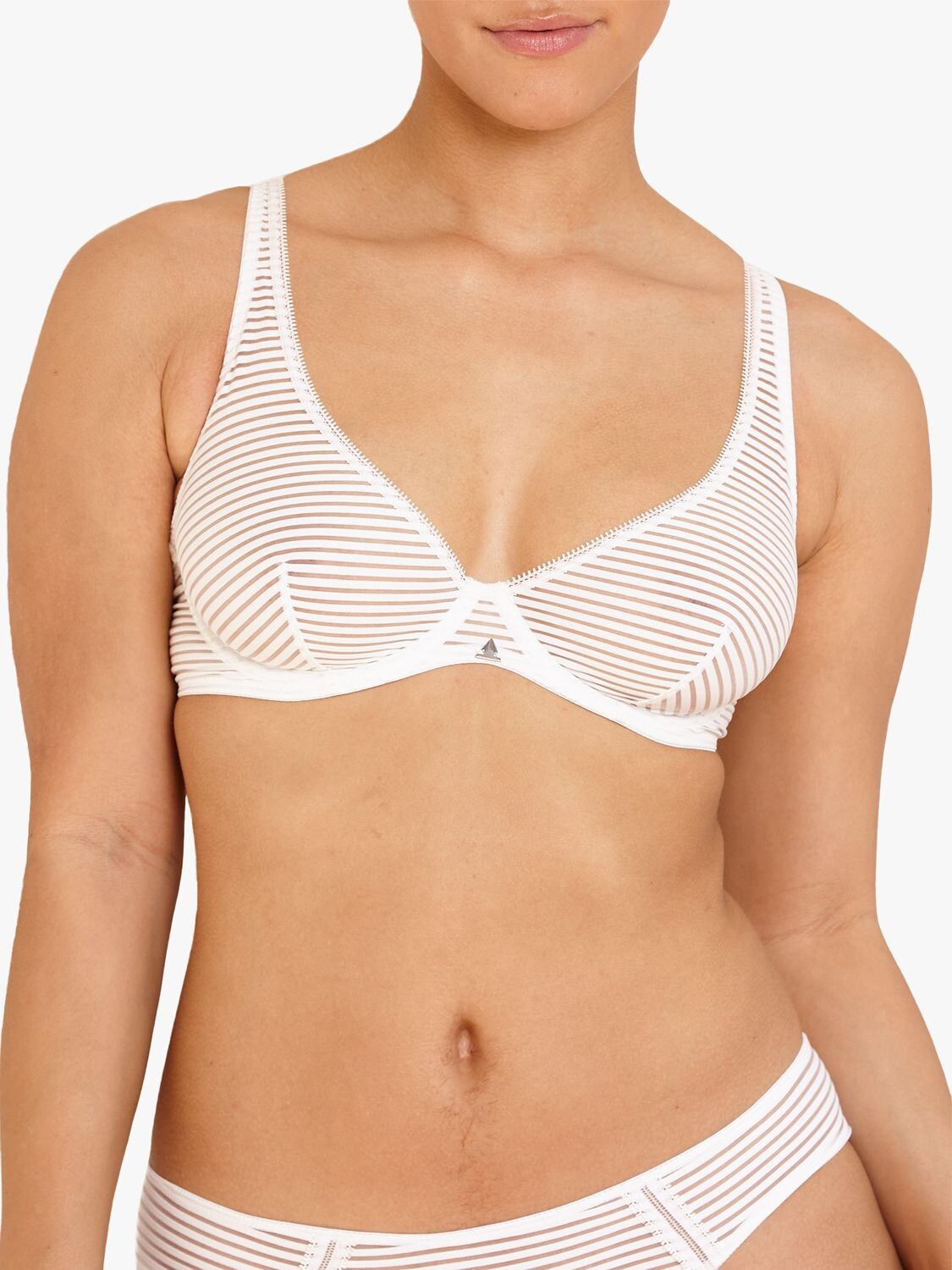 Бюстгальтер на косточках Beija London Stripes Y без подкладок, размеры чашек BD, белый
Бюстгальтер на косточках Beija London Stripes Y без подкладок, размеры чашек BD, белый