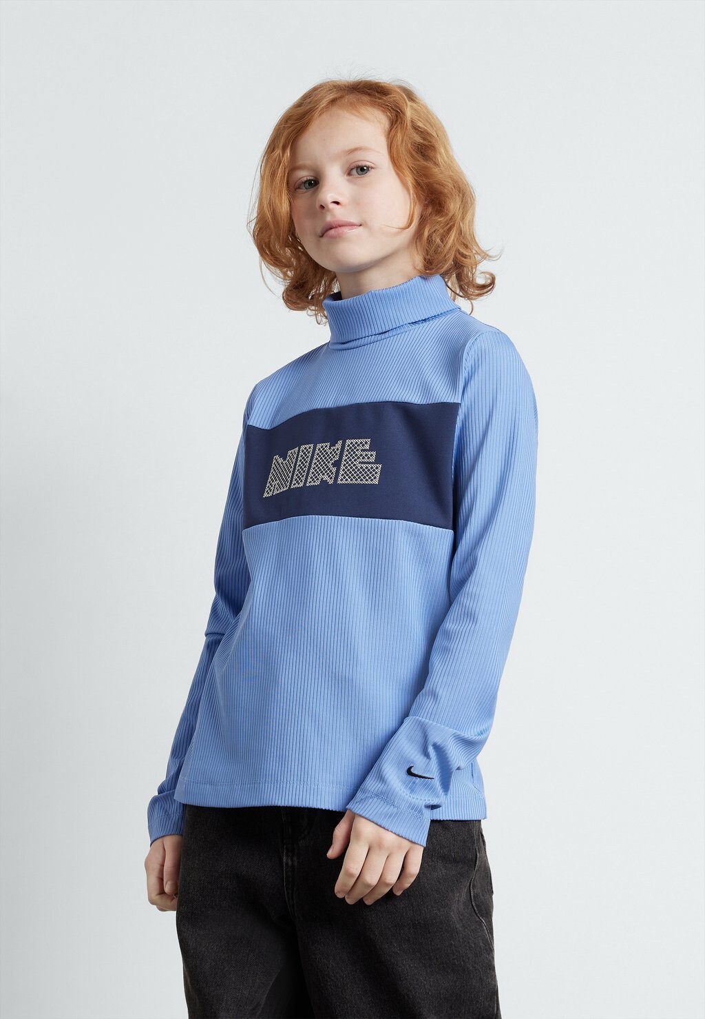 Футболка с длинным рукавом Winterscape Nike, цвет polar/midnight navy/coconut milk
Футболка с длинным рукавом Winterscape Nike, цвет polar/midnight navy/coconut milk