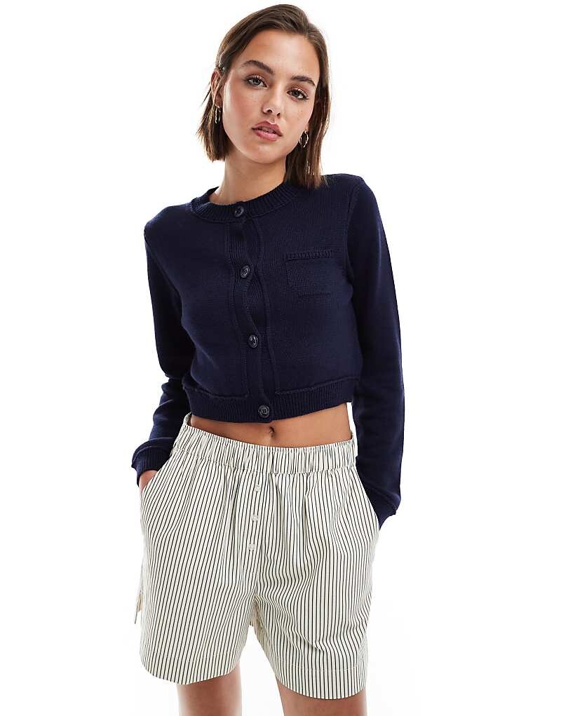 ASOS DESIGN – Укороченный кардиган из смесового хлопка темно-синего цвета с круглым вырезом и карманом
ASOS DESIGN – Укороченный кардиган из смесового хлопка темно-синего цвета с круглым вырезом и карманом