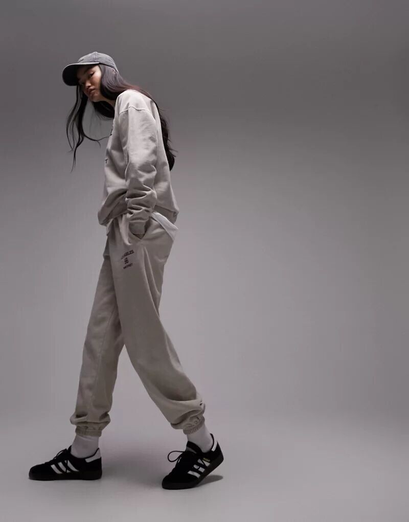Большие джоггеры с манжетами и винтажным принтом Topshop Co-ord Los Angeles
Большие джоггеры с манжетами и винтажным принтом Topshop Co-ord Los Angeles
