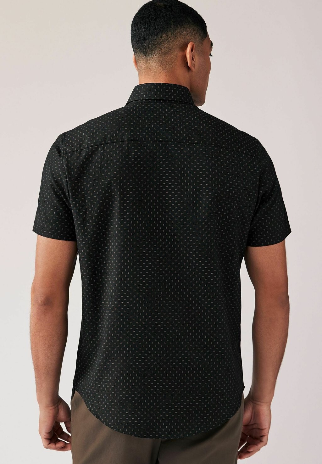 REGULAR FIT Easy Iron Button Down Oxford Next, Рубашка черное золото с геометрическим рисунком
REGULAR FIT Easy Iron Button Down Oxford Next, Рубашка черное золото с геометрическим рисунком