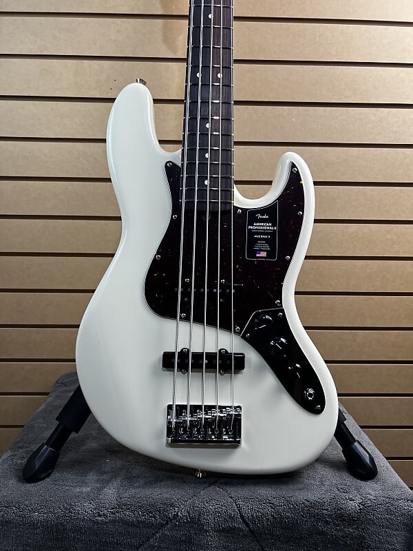 Басс гитара Fender American Professional II Jazz Bass V - Olympic White w/Rosewood FB + OHSC & PLEK*D #676
Басс гитара Fender American Professional II Jazz Bass V - Olympic White w/Rosewood FB + OHSC & PLEK*D #676