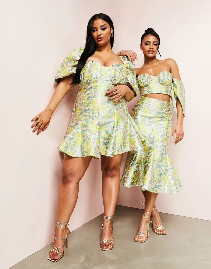 Жаккардовое мини-платье ASOS Curve с объемными рукавами, чашками, годе и цветочным принтом
Жаккардовое мини-платье ASOS Curve с объемными рукавами, чашками, годе и цветочным принтом