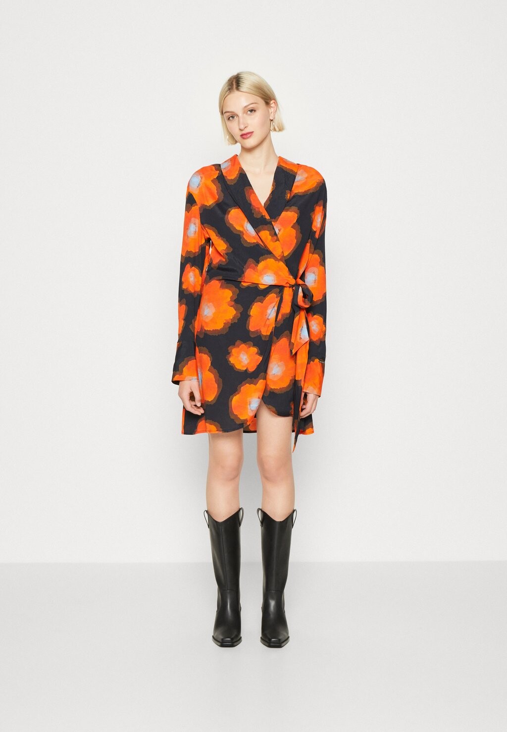Летнее платье Dorin Painted Flower Mini Wrap Dress Colourful Rebel, цвет mandarin orange
Летнее платье Dorin Painted Flower Mini Wrap Dress Colourful Rebel, цвет mandarin orange