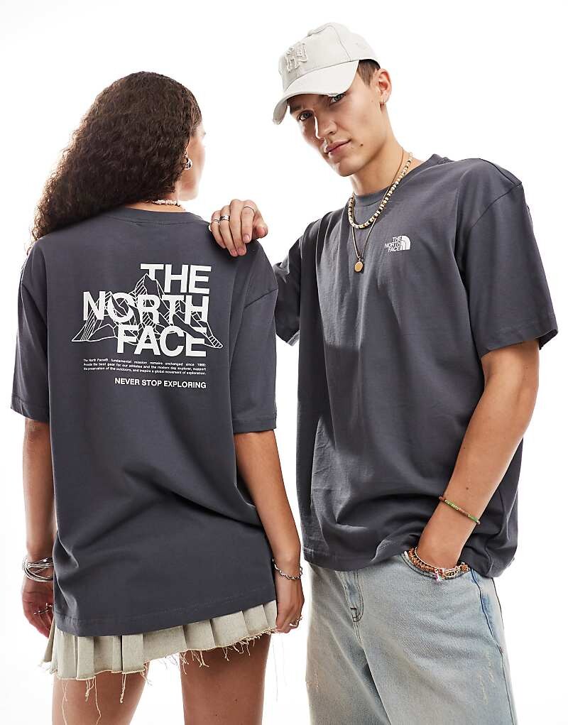 The North Face — футболка оверсайз размытого серого цвета с горным принтом на спине
The North Face — футболка оверсайз размытого серого цвета с горным принтом на спине