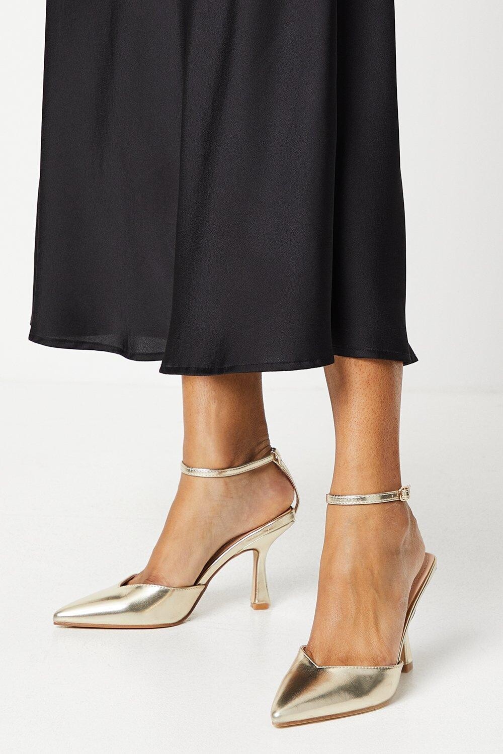 Faith: туфли-лодочки Cici на высокой шпильке с острым носком Dorothy Perkins, золото
Faith: туфли-лодочки Cici на высокой шпильке с острым носком Dorothy Perkins, золото