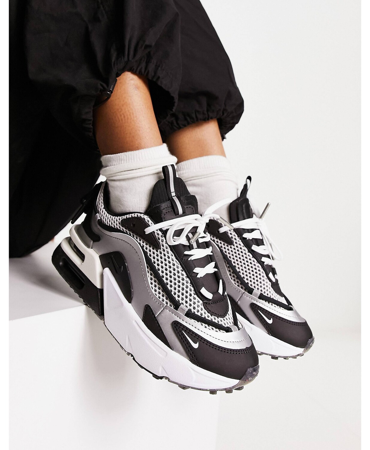 Кроссовки Nike Air Max Furyosa серебристого и черного цвета с эффектом металлик
Кроссовки Nike Air Max Furyosa серебристого и черного цвета с эффектом металлик