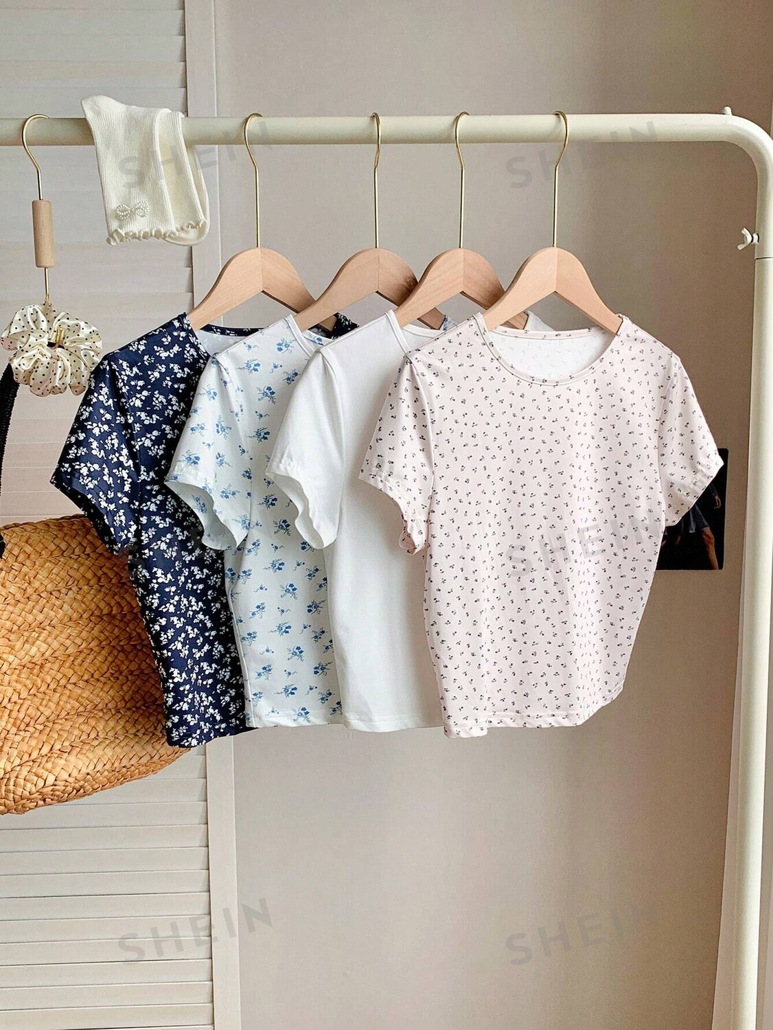 EZwear Комплект из 4 футболок с цветочным узором, подходит на большие размеры Shein, мультиколор
EZwear Комплект из 4 футболок с цветочным узором, подходит на большие размеры Shein, мультиколор