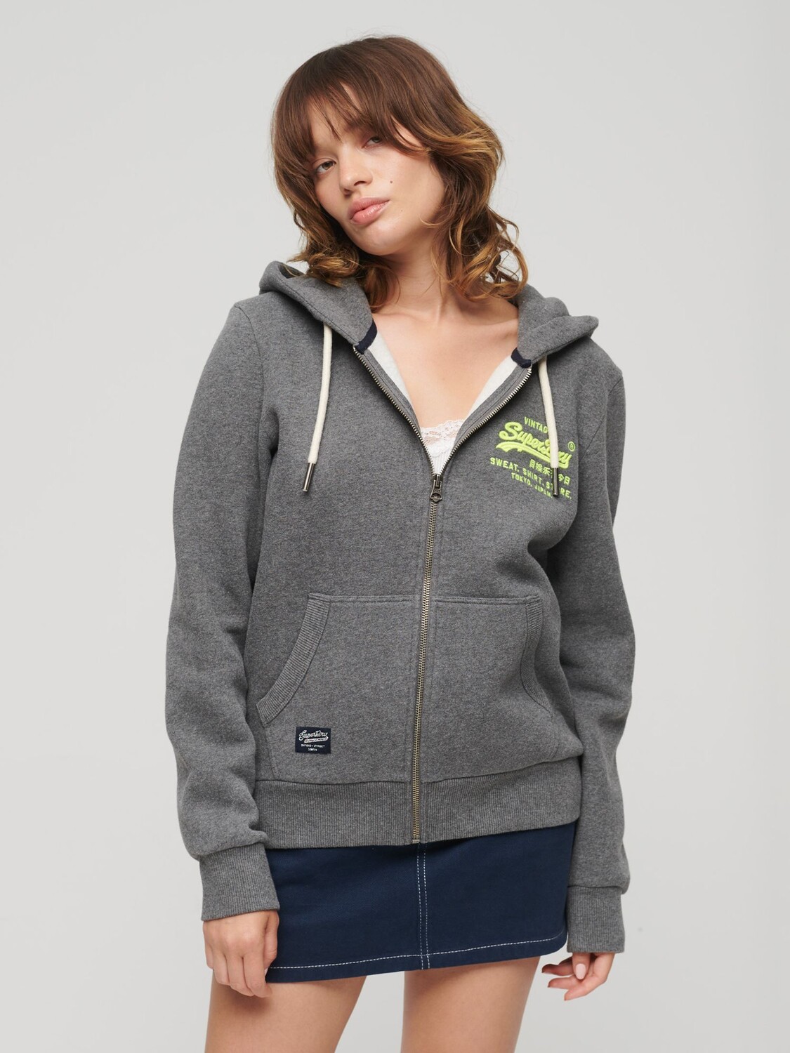 Толстовка на молнии с неоновым винтажным логотипом Superdry, насыщенный древесный уголь мергель
Толстовка на молнии с неоновым винтажным логотипом Superdry, насыщенный древесный уголь мергель