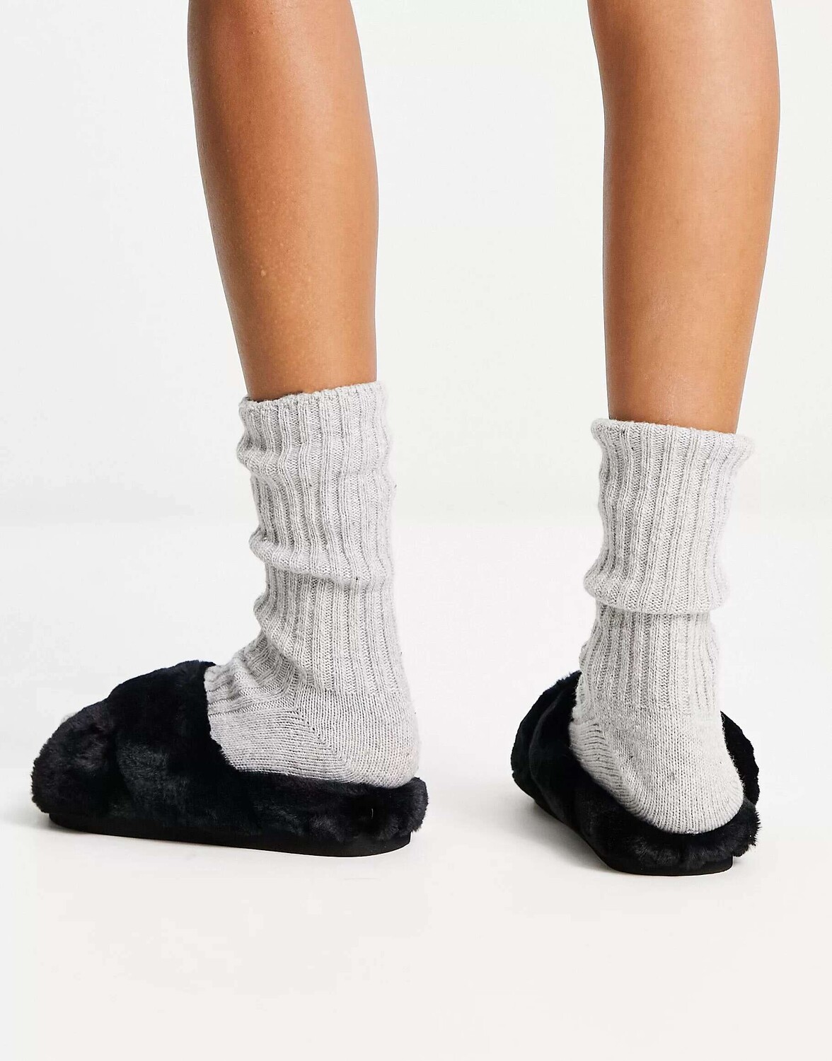 Черные шлепанцы Monki с перекрестной передней частью из искусственного меха
Черные шлепанцы Monki с перекрестной передней частью из искусственного меха
