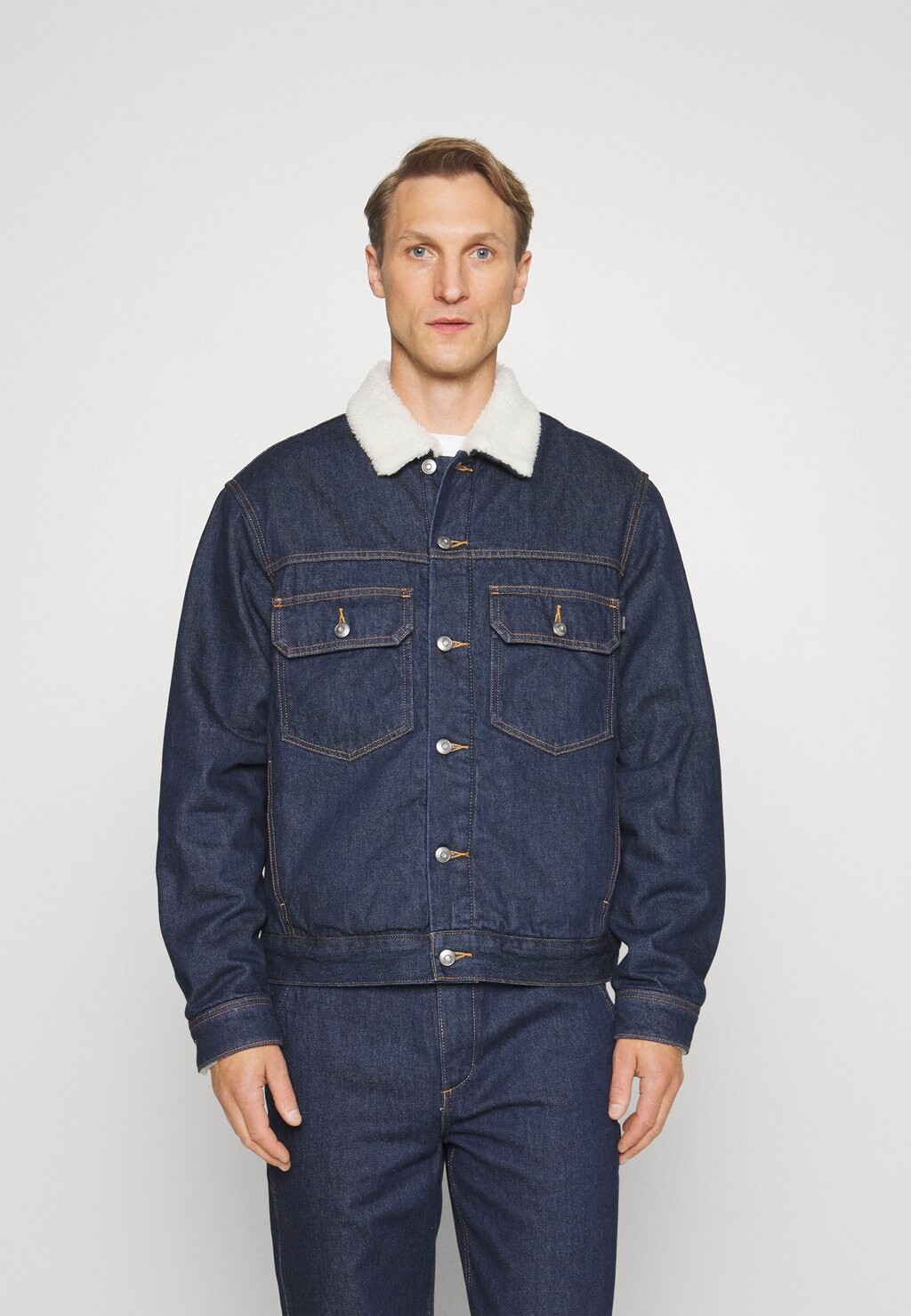 Джинсовая куртка DOCKERS TRUCKER, цвет индиго, каменная стирка, цвет medium indigo stonewash
Джинсовая куртка DOCKERS TRUCKER, цвет индиго, каменная стирка, цвет medium indigo stonewash