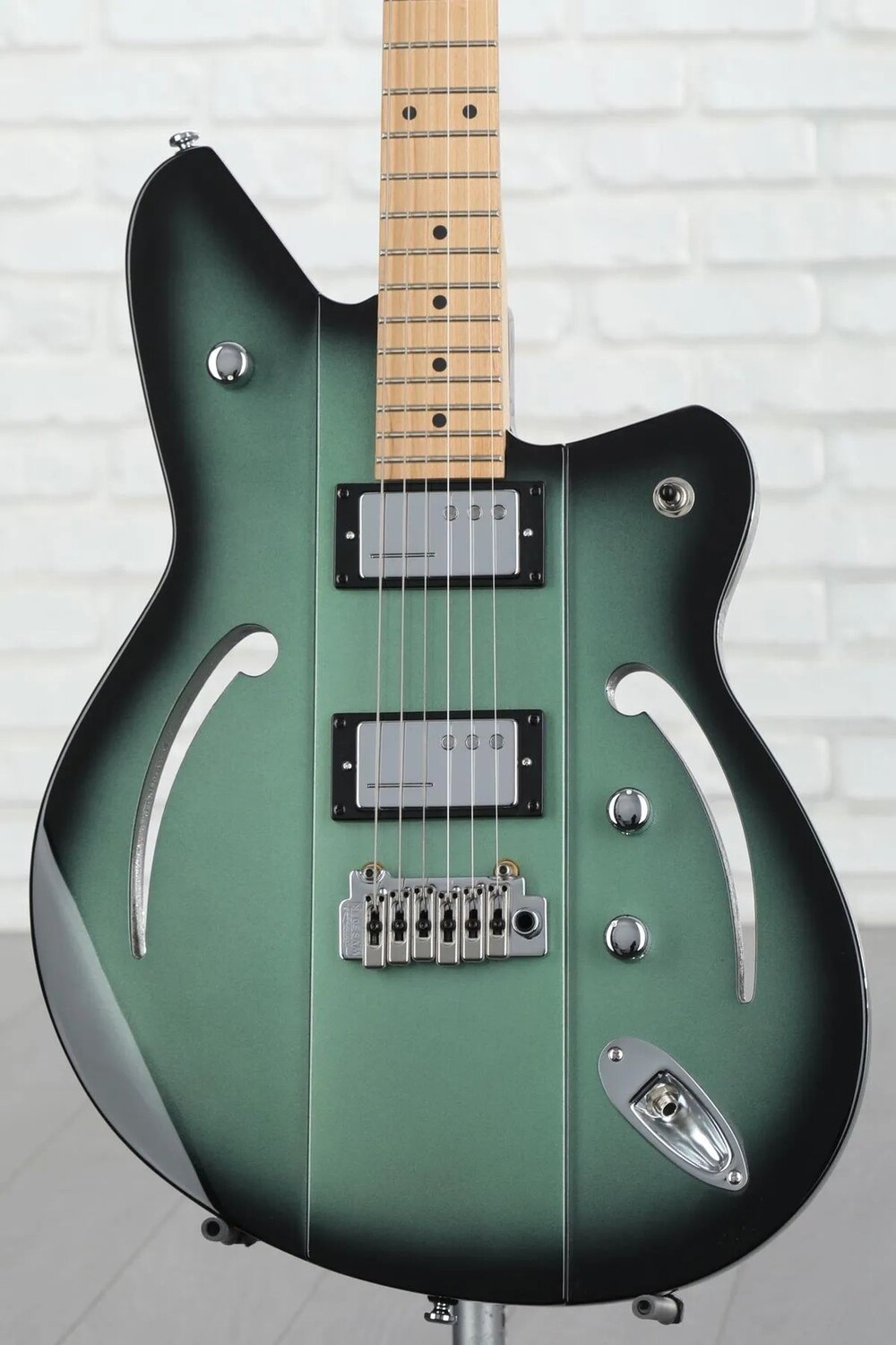 Электрогитара Reverend Airsonic W Solidbody с грифом из жареного клена — Alpine Burst металлик
Электрогитара Reverend Airsonic W Solidbody с грифом из жареного клена — Alpine Burst металлик