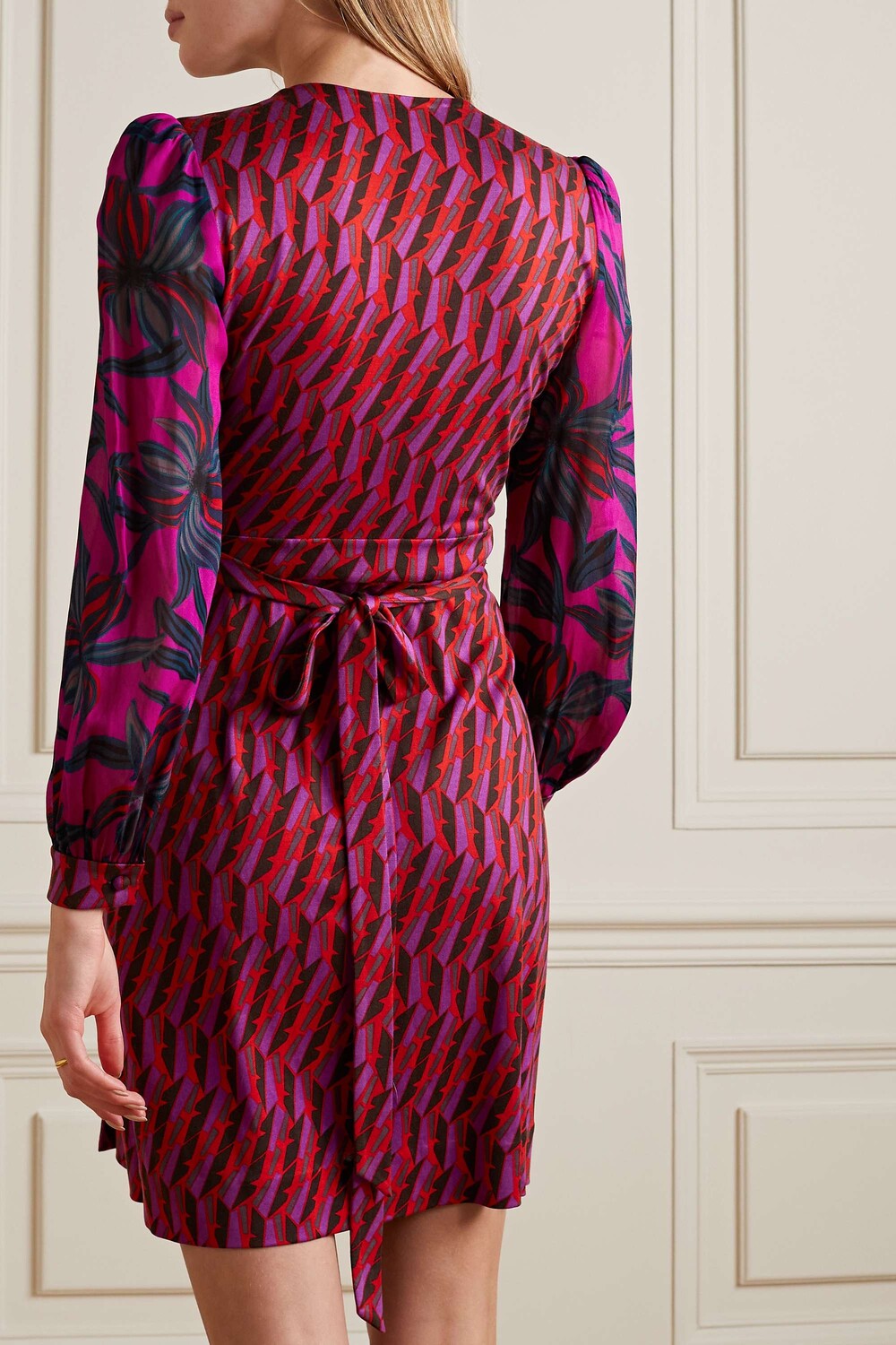 DIANE VON FURSTENBERG Шелковое платье мини с запахом и принтом Gala с поясом, фиолетовый
DIANE VON FURSTENBERG Шелковое платье мини с запахом и принтом Gala с поясом, фиолетовый