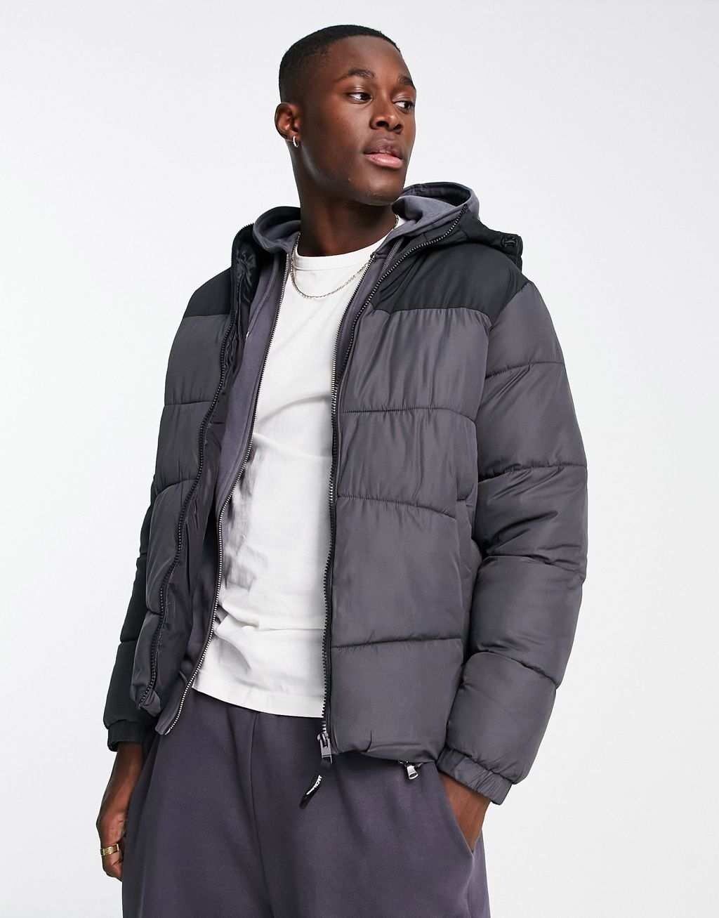 Темно-серая куртка-пуховик с капюшоном Jack & Jones Originals в стиле колор-блок.
Темно-серая куртка-пуховик с капюшоном Jack & Jones Originals в стиле колор-блок.