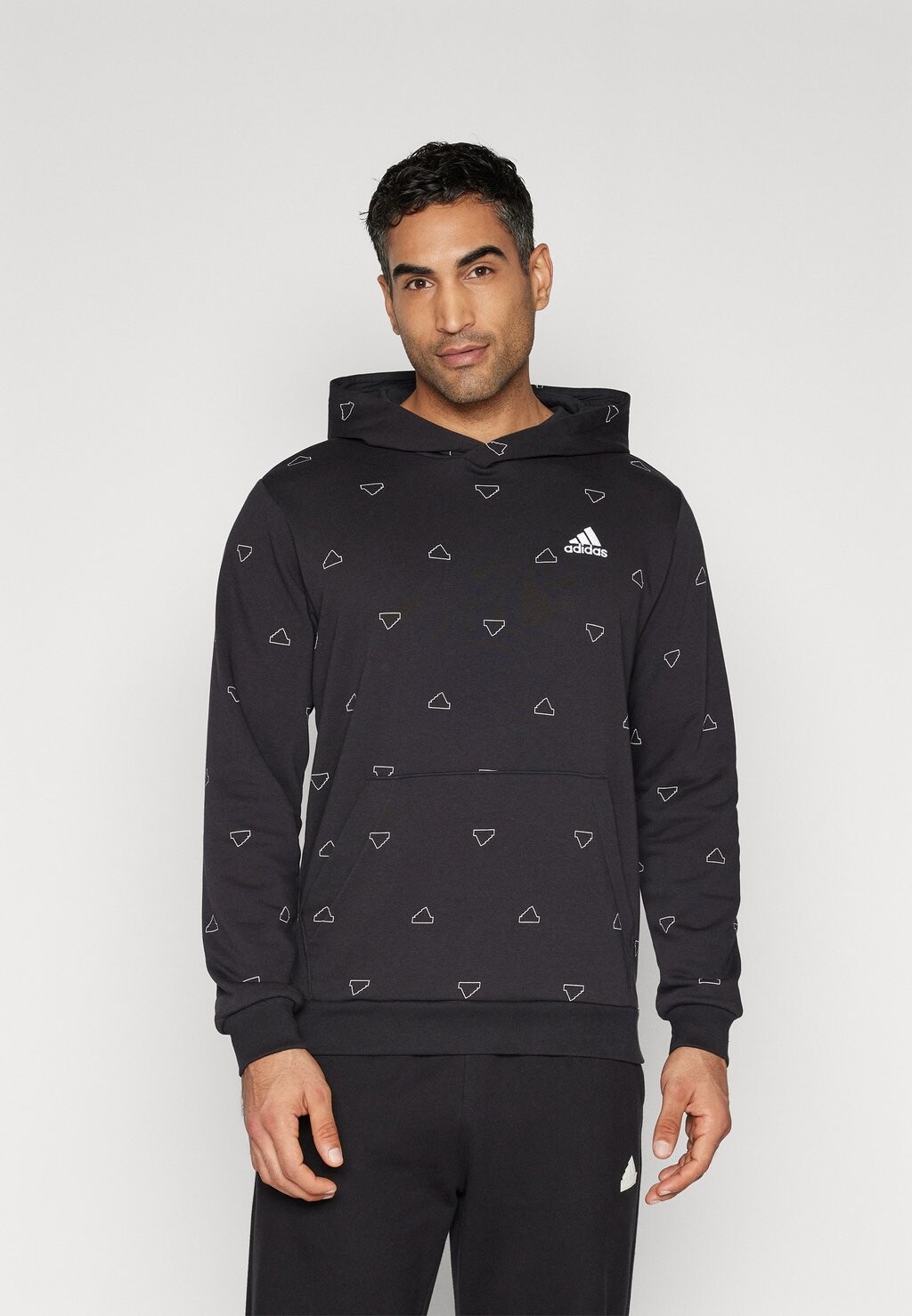 Толстовка SEASONAL ESSENTIALS MONOGRAM GRAPHIC HOODIE adidas Sportswear, цвет black
Толстовка SEASONAL ESSENTIALS MONOGRAM GRAPHIC HOODIE adidas Sportswear, цвет black