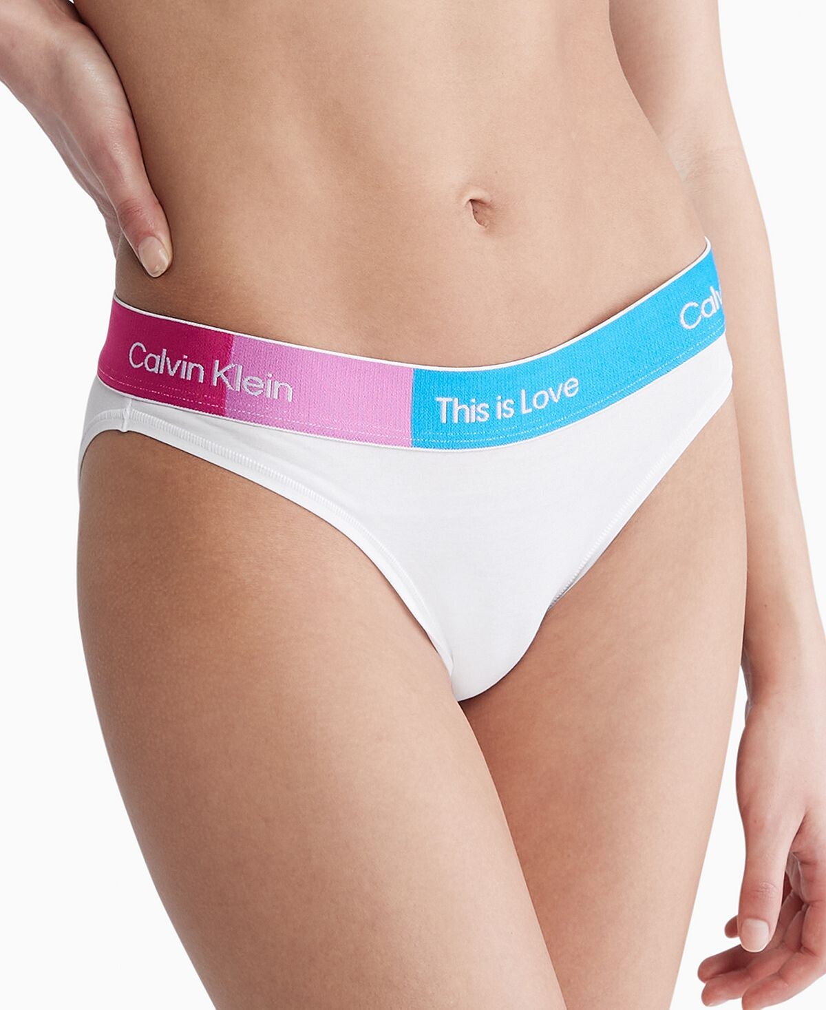 Женское нижнее белье бикини с цветными блоками Pride This Is Love QF7256 Calvin Klein, белый
Женское нижнее белье бикини с цветными блоками Pride This Is Love QF7256 Calvin Klein, белый