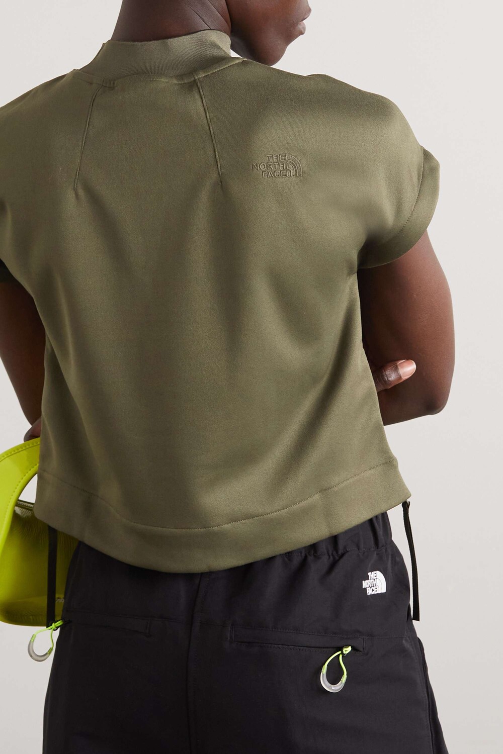 THE NORTH FACE Укороченная футболка из джерси с принтом и молнией, армейский зеленый
THE NORTH FACE Укороченная футболка из джерси с принтом и молнией, армейский зеленый