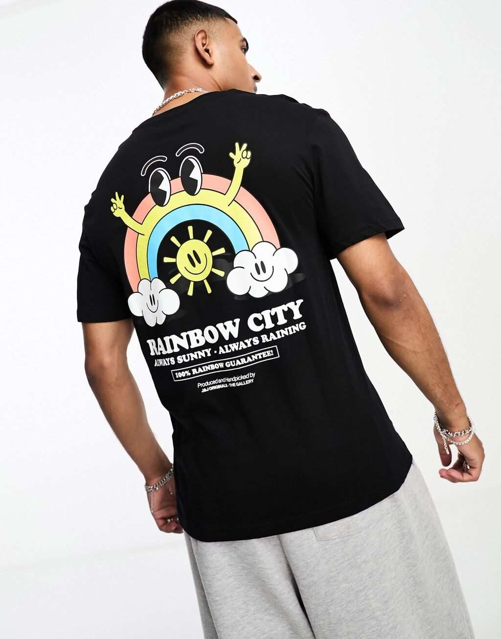 Черная непринужденная футболка с принтом Rainbow City на спине Jack & Jones Originals
Черная непринужденная футболка с принтом Rainbow City на спине Jack & Jones Originals
