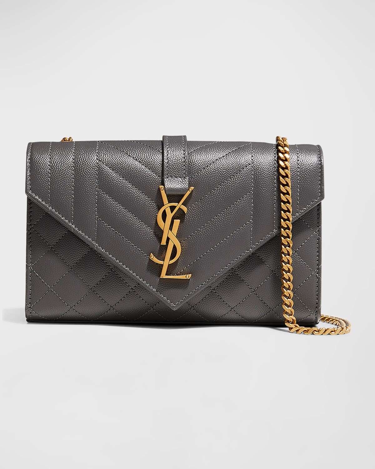 Маленькая сумка через плечо Envelope Triquilt YSL из зерненой кожи Saint Laurent, цвет Storm
Маленькая сумка через плечо Envelope Triquilt YSL из зерненой кожи Saint Laurent, цвет Storm