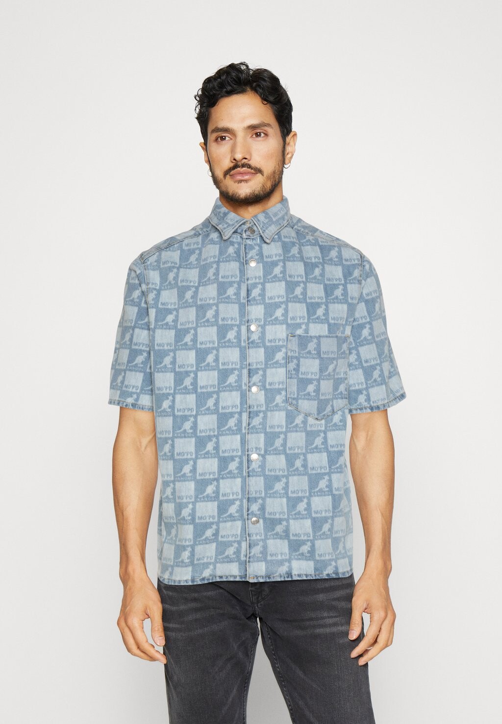 Рубашка KANGOL COLLAB HALF SLEEVE KENT COLLAR PATCH POCKET SNAP CLOSURE Marc O'Polo DENIM, цвет light blue
Рубашка KANGOL COLLAB HALF SLEEVE KENT COLLAR PATCH POCKET SNAP CLOSURE Marc O'Polo DENIM, цвет light blue