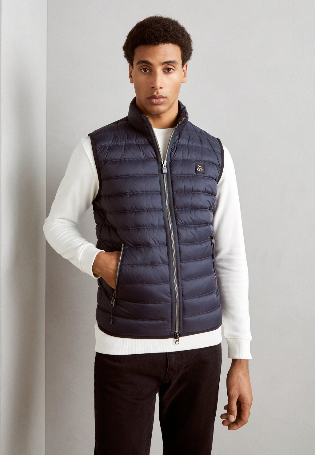 Жилет TWIN NEEDLE STAND-UP COLLAR ZIP POCKETS ELASTIC BINDING Marc O'Polo, цвет dark navy
Жилет TWIN NEEDLE STAND-UP COLLAR ZIP POCKETS ELASTIC BINDING Marc O'Polo, цвет dark navy