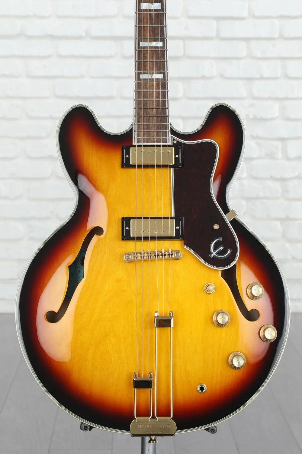 Электрогитара Epiphone Sheraton Frequensator с полуполым корпусом - Vintage Sunburst
Электрогитара Epiphone Sheraton Frequensator с полуполым корпусом - Vintage Sunburst