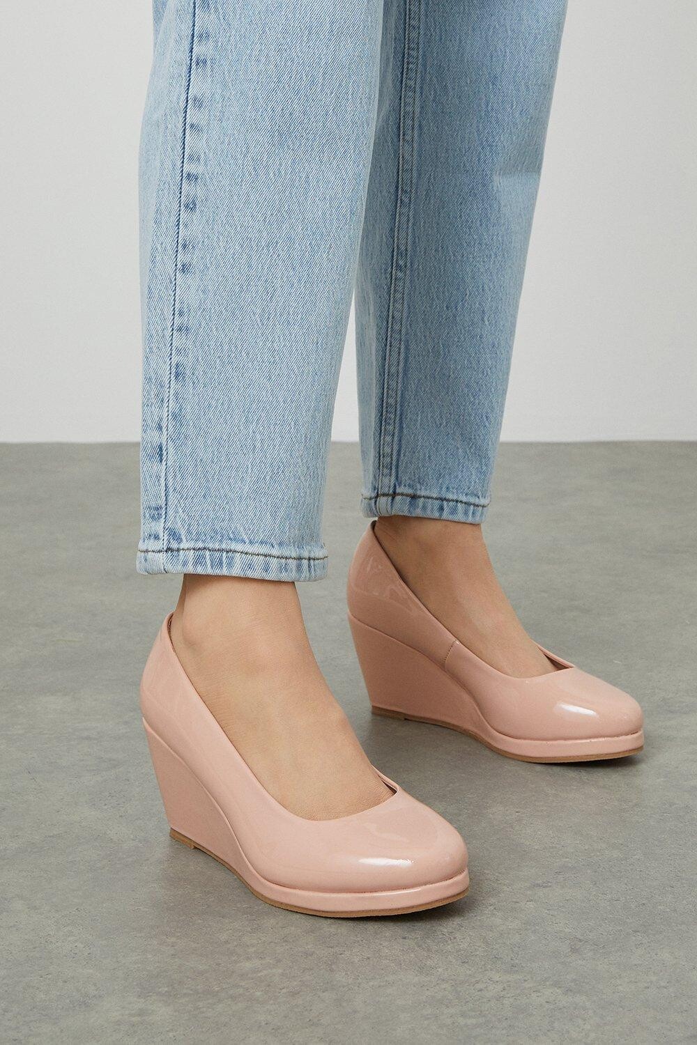 Хорошо для подошвы: туфли-лодочки Harley на танкетке с широкой посадкой Dorothy Perkins, розовый
Хорошо для подошвы: туфли-лодочки Harley на танкетке с широкой посадкой Dorothy Perkins, розовый
